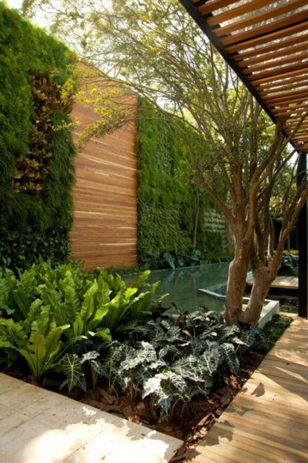 Gartenzaun-aus-Holz-mit-Kletterpflanzen-Idee