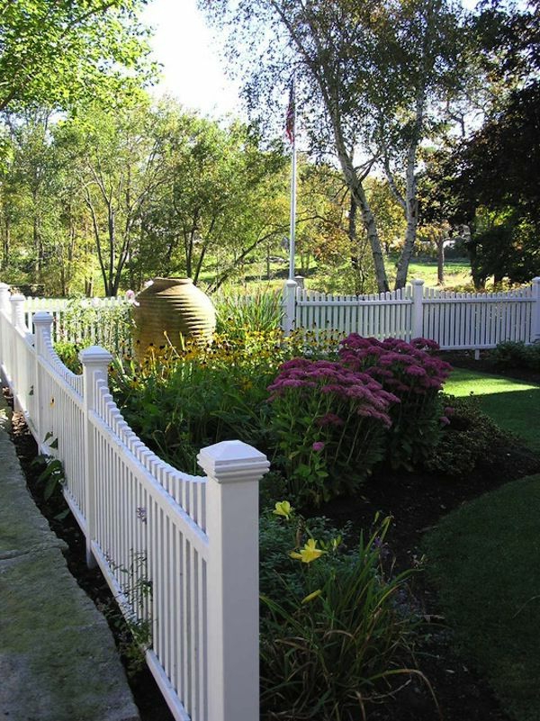 Gartendesign-Gartenzaun-in-Weiß-aus-Holz
