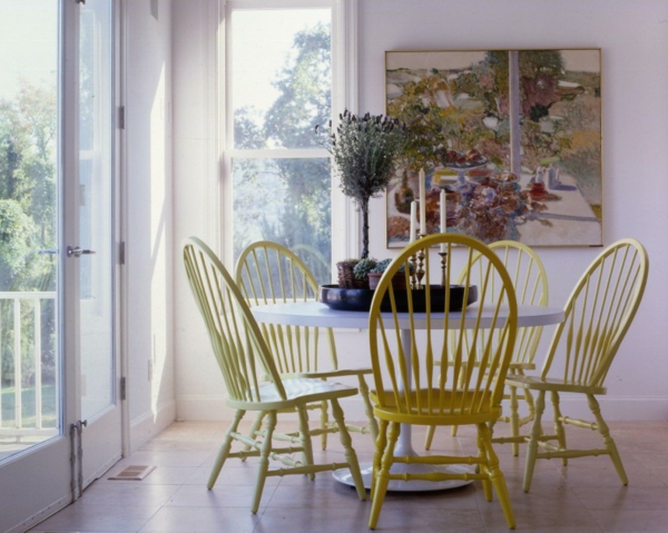-Gelbe-Stühle-mit-schönem-Design