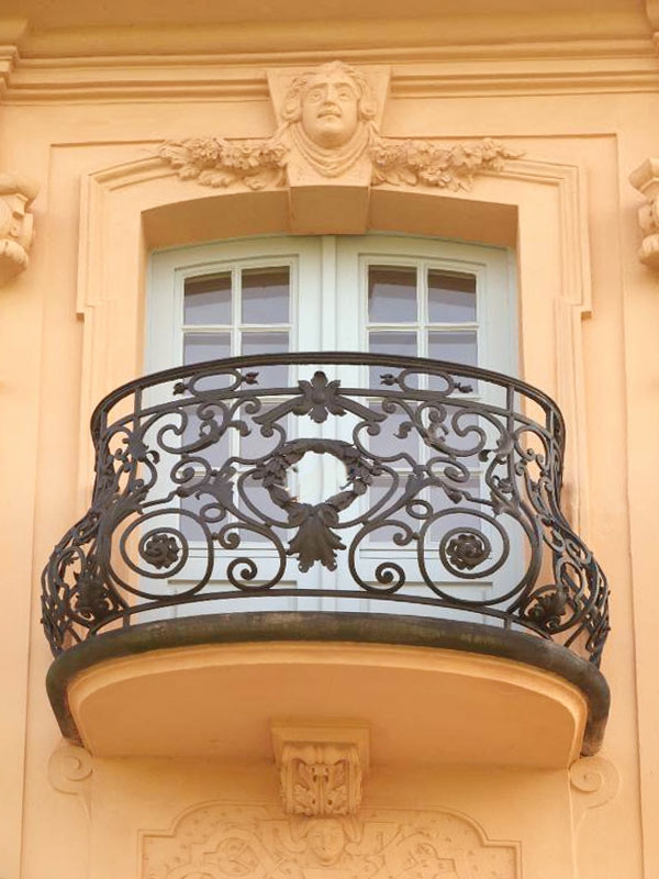 Geländer-aus-Eisen-für-einen-runden-Balkon