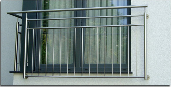 Geländer-für-einen-Balkon-Edelstahl