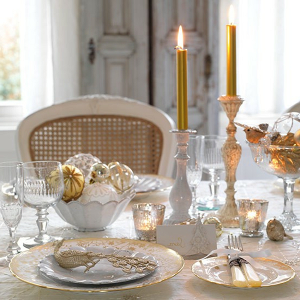 Gold-Weiß-Tischdeko-für-Silvesterabend