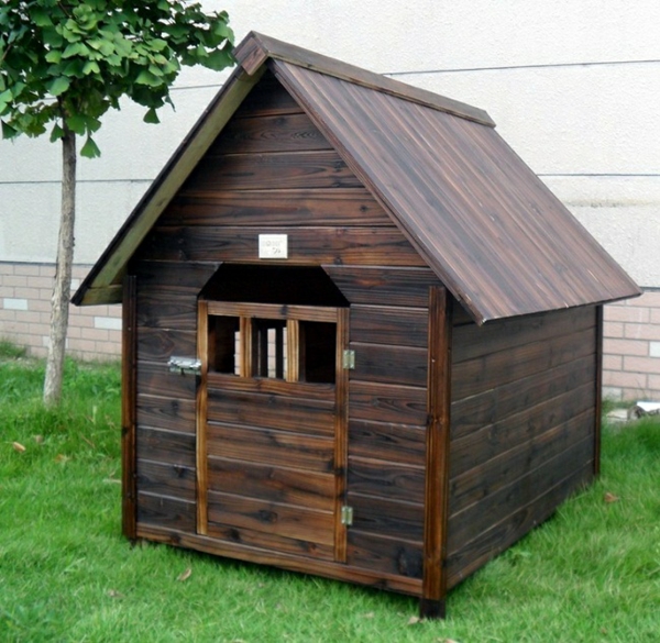 Haus-aus-dunklem-Holz-für-einen-Hund-bauen