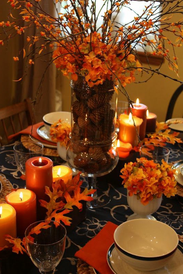 Herbstliche-Dekoration-Blätter-Kerzen-auf-dem-Tisch