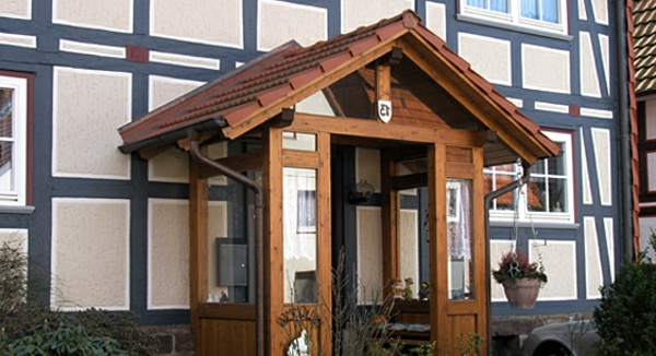 schönes-Holzvordach-über-der-Eingangstür-