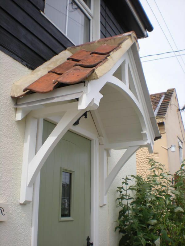 Holzvordächer-Haustür-weiße-Farbe