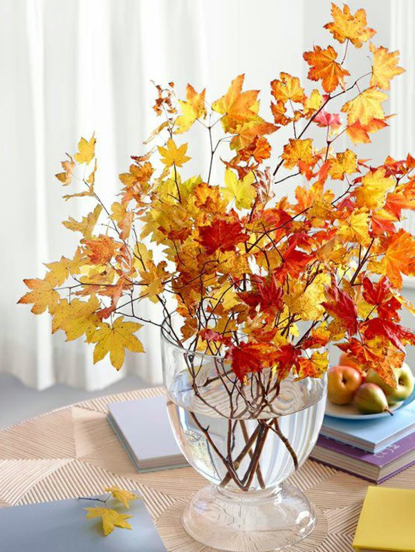 Ideen-für-Dekoration-Herbst-farbige-Blätter