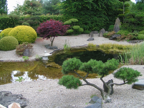 Japanische-Gärten-mit-schönem-Design-und-Teich