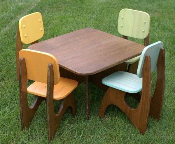 Kindermöbelset-aus-Holz-Tisch-mit-Stühlen-im-Gras