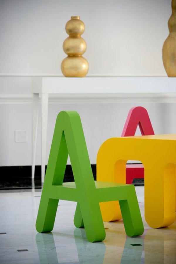 Kinderstühle-schöne-Farben-Buchstabe