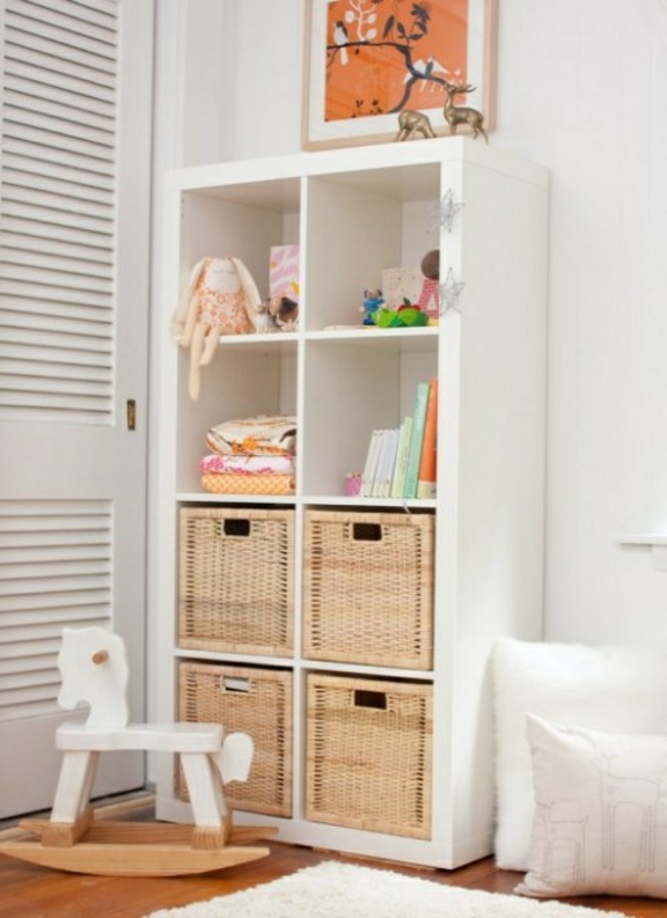 tolles-Kinderzimmer-Gestaltungsideen-Regal-in-weißer-Farbe