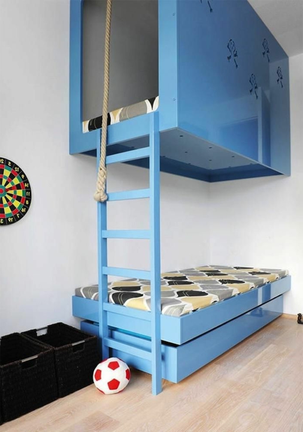 Kreative-Kinderbetten-mit-Treppen-in-Blau
