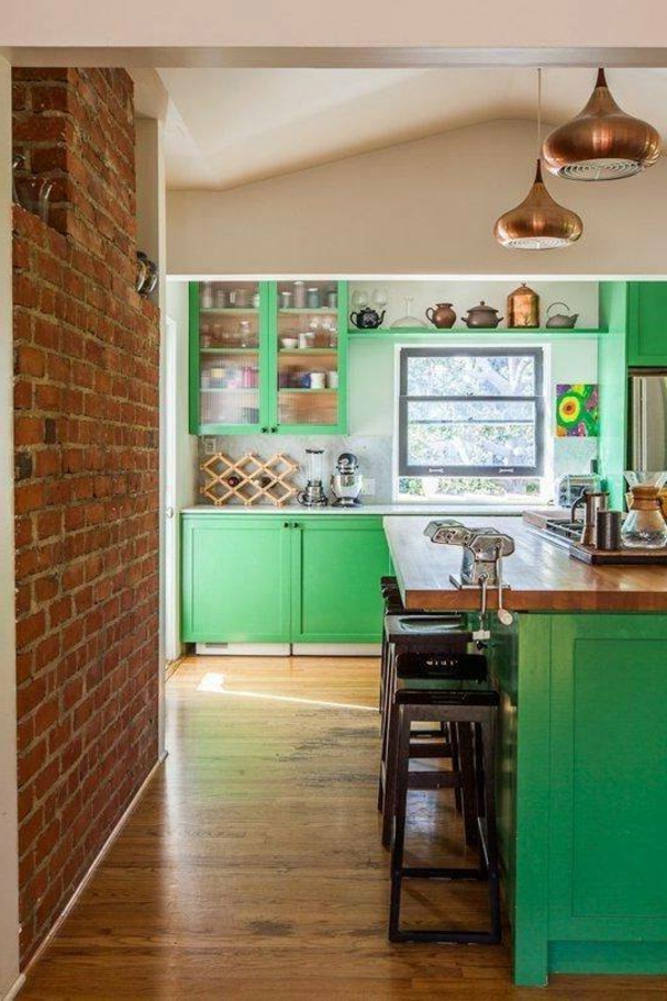 Kreative-Küchengestaltung-grüne-Schränke-Holzboden