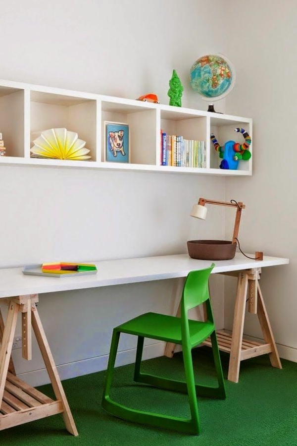 Lampe-aus-Holz-für-den-Schreibtisch-für-Kinder