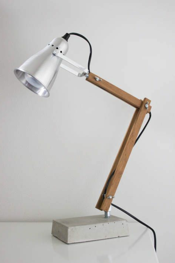 Lampe-mit-interessantem-Design-Holz-Stand