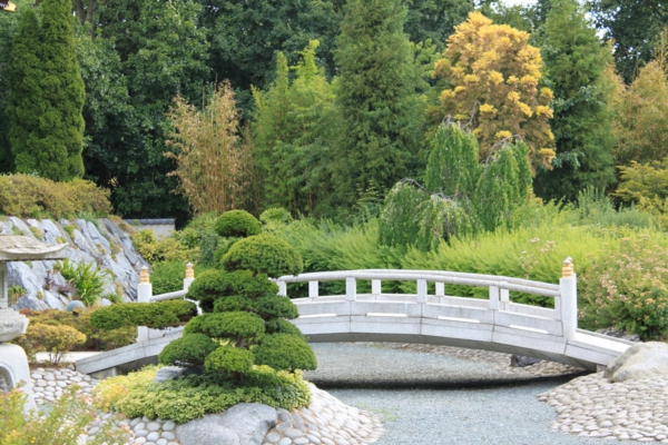Landschaft-Japanischer-Garten-mit-Brücke-in-Weiß