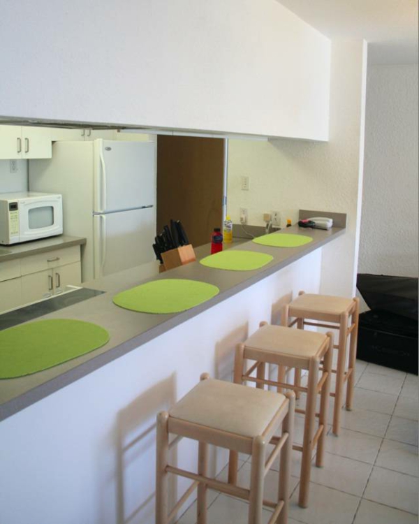 Minimalist-küchen-bar-mit-holzstühlen-interior-design