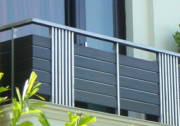 Moderne-Gebäuden-Geländer-für-einen-Balkon