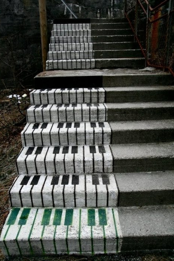 Piano-Treppen-auf-der-Straße