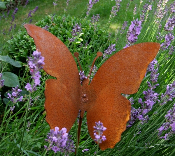 Rostige-Gartendeko-Schmetterling