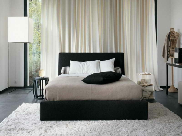 Schlafzimmer-mit-Teppich-in-weißer-Farbe