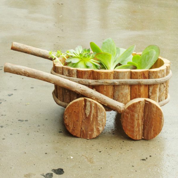 Schubakarren-aus-Holz-Deko-Idee-für-den-Garten