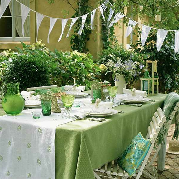 Sommerparty-Tischdekoration-in-weißer-und-grüner-Farbe