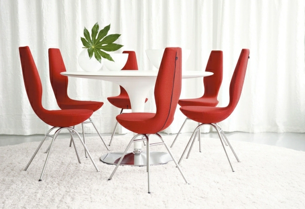 Speisezimmer-Designer-Möbel-rote-Stühle-weiße-Wände