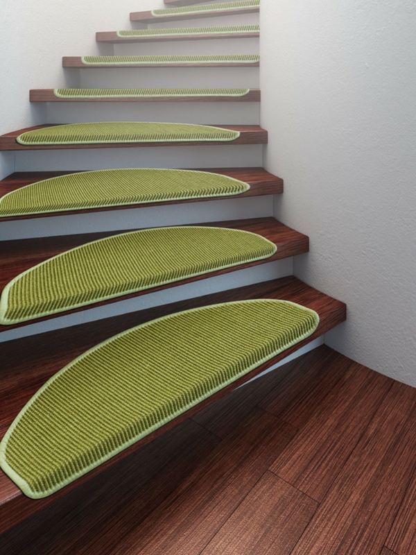 -Stufenmatte-gruen-Interior-Design-Holztreppen