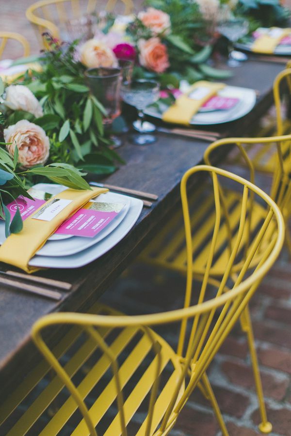 Stühle-in-gelber-Farbe-Hochzeit-Idee