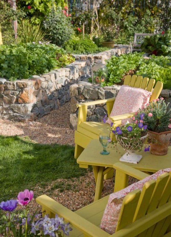 Stühle-in-gelber-Farbe-im-Garten-Gestaltungsidee