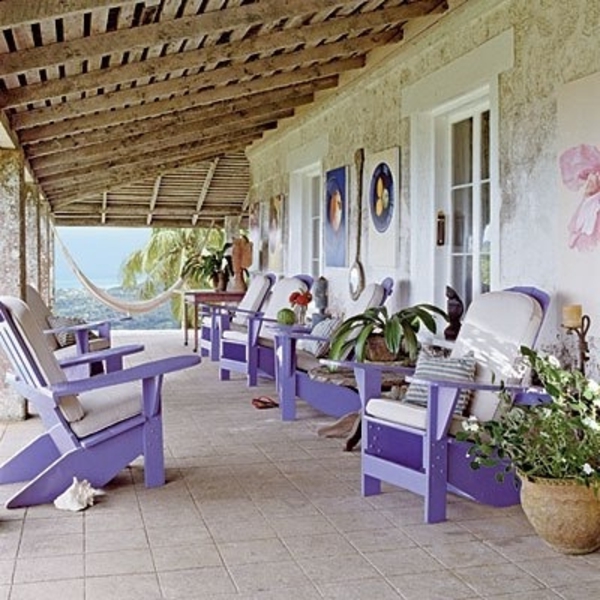 Stühle-in-lila-Farbe-vor-dem-Haus-Design-Idee