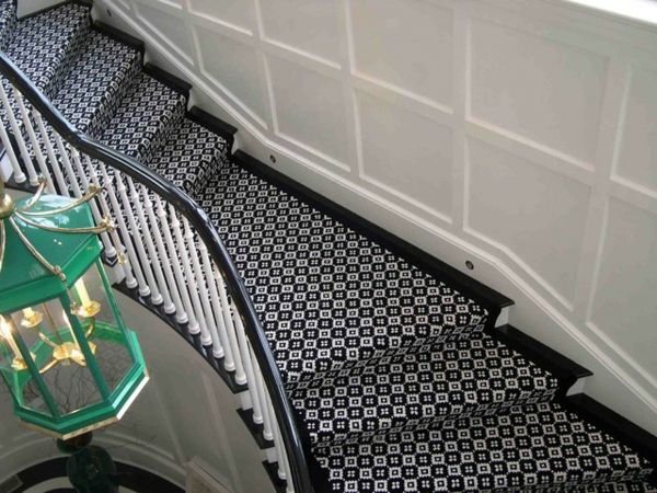toller-Teppich-auf-Treppen-Schwarz-Weiß-Design