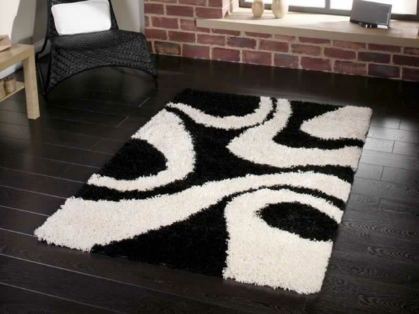 Teppich-in-Weiß-und-Schwarz-