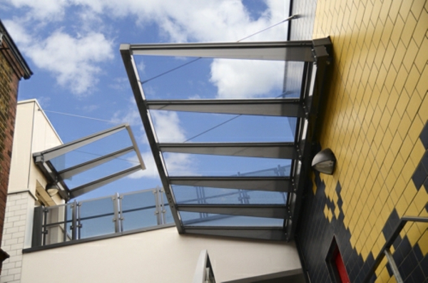 Terrassenüberdachung-aus-Glas-Exterior-Design