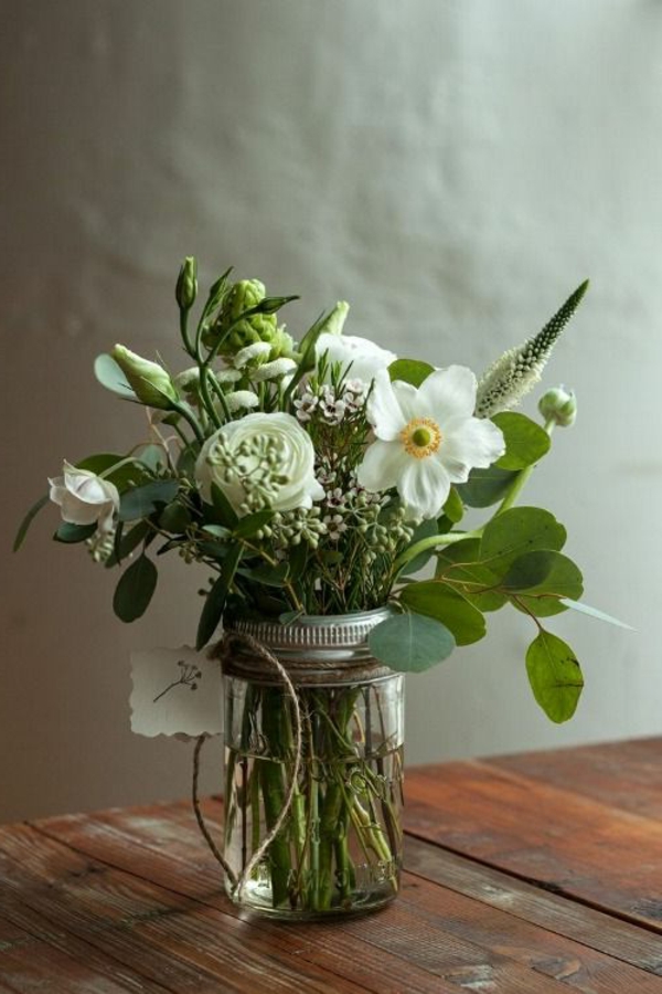 Tischdeko-Ideen-Blumen-Weiß-Grün