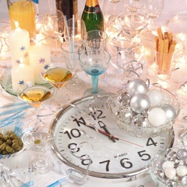 Tischdeko-für-Silvester-party-lichterketten-uhren-silberne-akzente-ideen