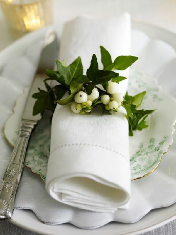 Tischdeko-in-grüner-und-weißer-Farbe-Serviette