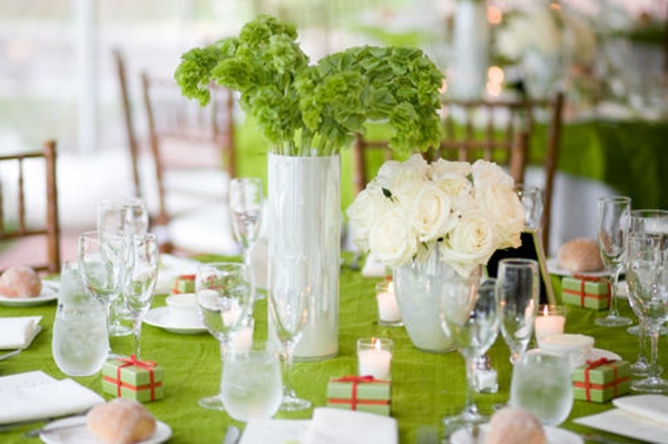 Tischdekoration-in-weißer-und-grüner-Farbe-mit-Blumen