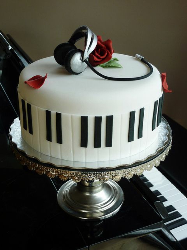Torte-Dekoration-wie-ein-Piano-
