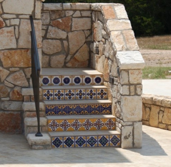 Treppen-aus-Stein-mit-Mozaik