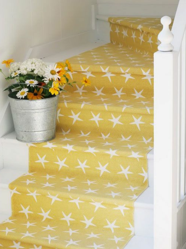 Treppen-gelber-Teppich-mit-Sternen-Blumen