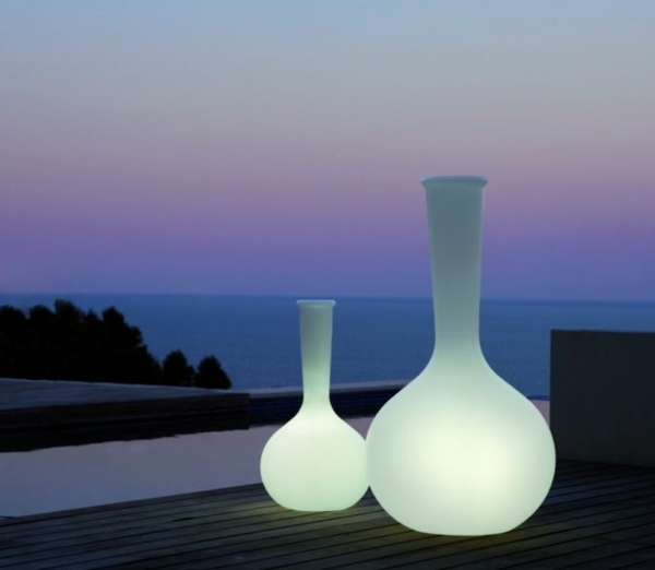Vasen-beleuchtet-in-Weiß