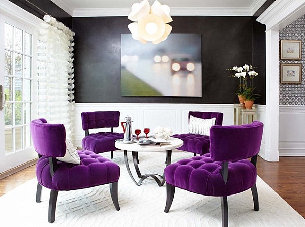 Violett-Stühle-und-weißer-Kronleuchter