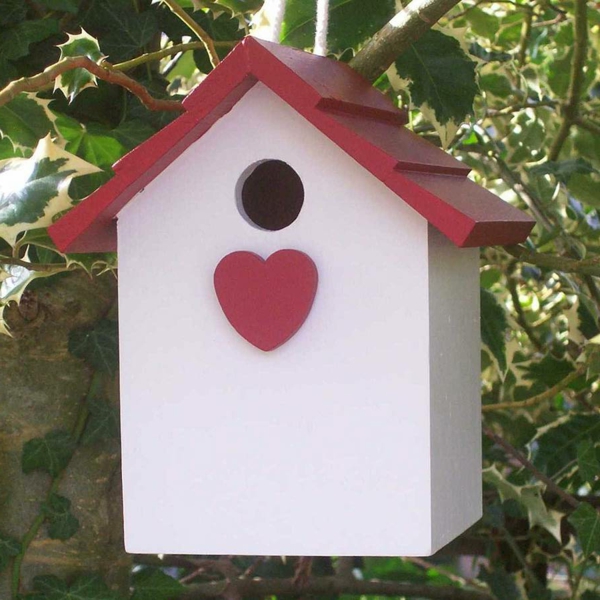 Vogel-Futterhäuser-Ideen-weißes-Haus-mit-rotem-Herzen
