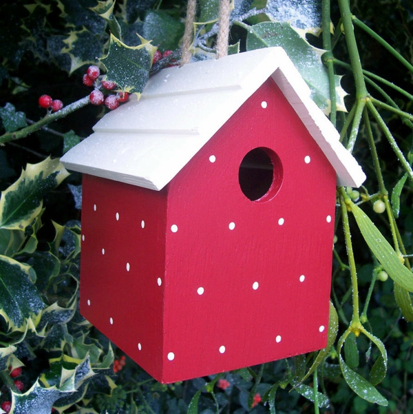 Vogel-Futterhäuser-selber-machen-rote-Farbe-weißes-Dach