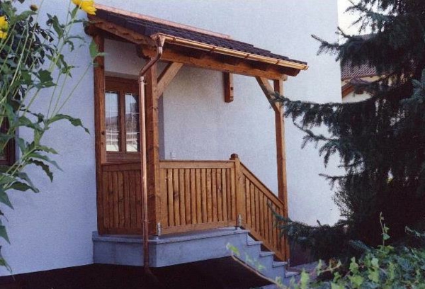 Vordach-aus-Holz über-dem-Eingang-Idee