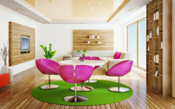 Wohnzimmer-mit-grünem-Teppich-rosa-Stühle