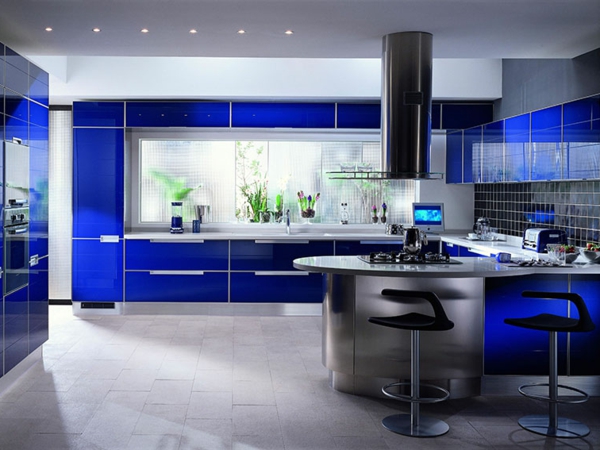 Wunderschöne-Küchengestaltung-Tiefblau-Interior-Design
