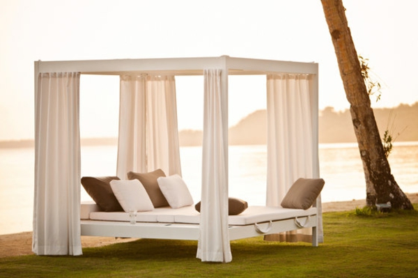 balkon-lounge-möbel-elegantes-bett mit gardinen